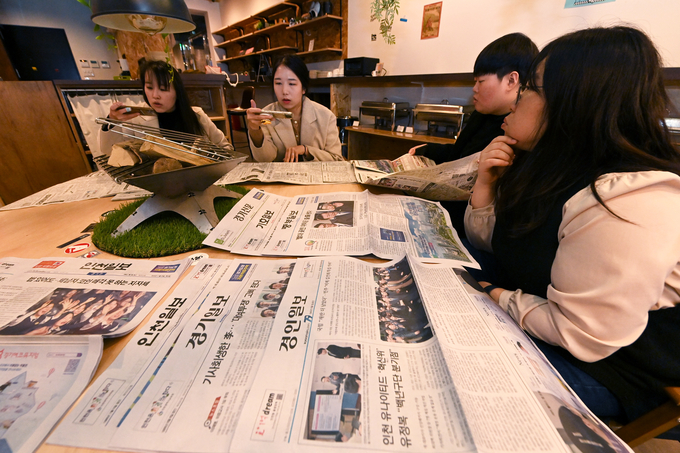 인천경기기자협회 공동취재단이 일본 현지 신문과 인천경기기자협회 소속 언론사의 신문을 대조 분석하고 있다. (사진=인천경기기자협회 공동취재단)
