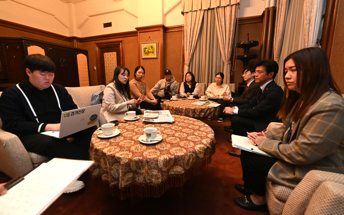 일본 나고야시청 홍보과 직원들과 인천경기기자협회 공동취재단이 간담회를 하고 있다. (사진=인천경기기자협회 공동취재단)