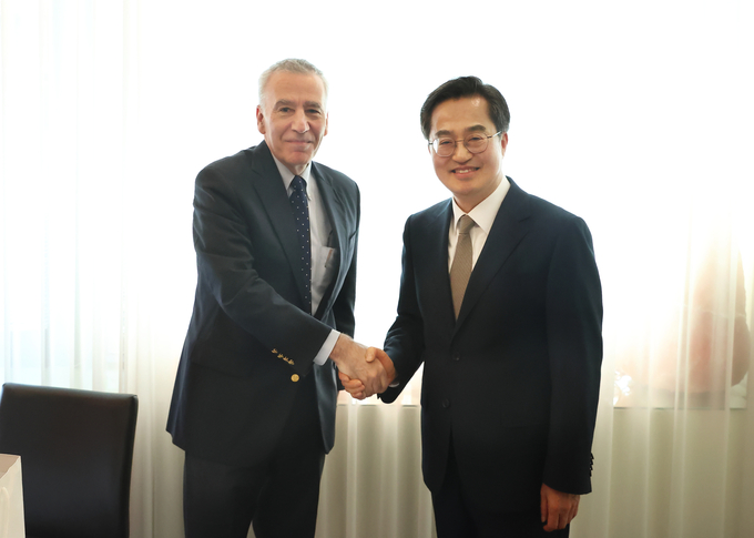 김동연 경기도지사가 지난 24일 필립 골드버그 주한 미국대사와 만나 기념촬영을 하고 있다. (사진=경기도 제공)