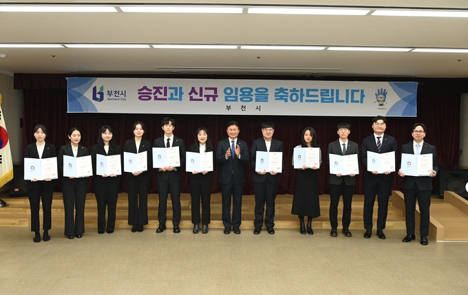 조용익 부천시장과 신규 공무원들이 기념촬영하고 있다. (사진=부천시 제공)