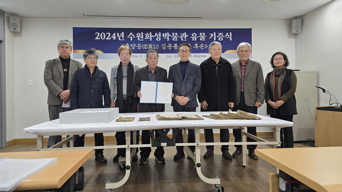 김준룡 장군 후손과 수원화성박물관 관계자가 기증식 후 기념촬영을 하고 있다. (사진=수원시 제공)