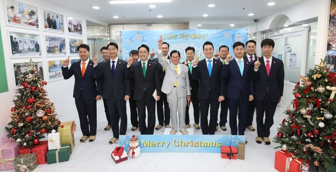 25일 경기도 수원시 장안구 신천지 수원교회에서 열린 ‘성탄 기념 예배’에 이만희 총회장과 12지파장이 기념촬영을 하고 있다. (사진= 신천지예수교회 제공)
