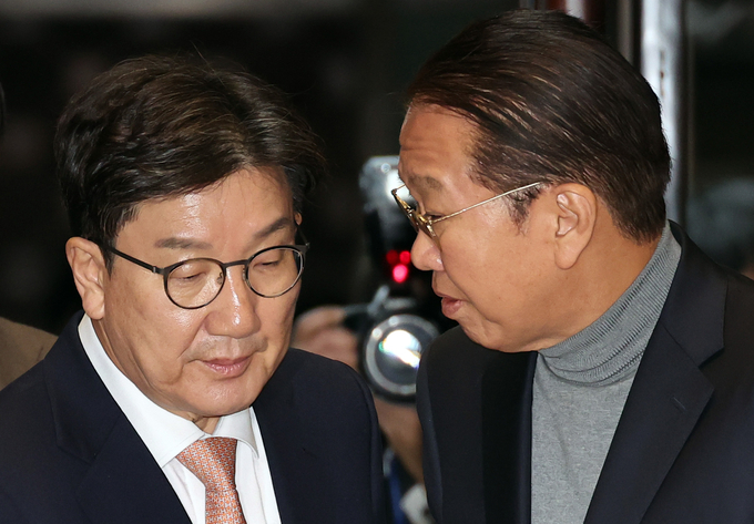 권성동 국민의힘 대표 권한대행 겸 원내대표가 26일 국회에서 열린 국민의힘 의원총회에 입장하며 비상대책위원장으로 지명된 권영세 의원과 대화하고 있다. (사진=연합뉴스)