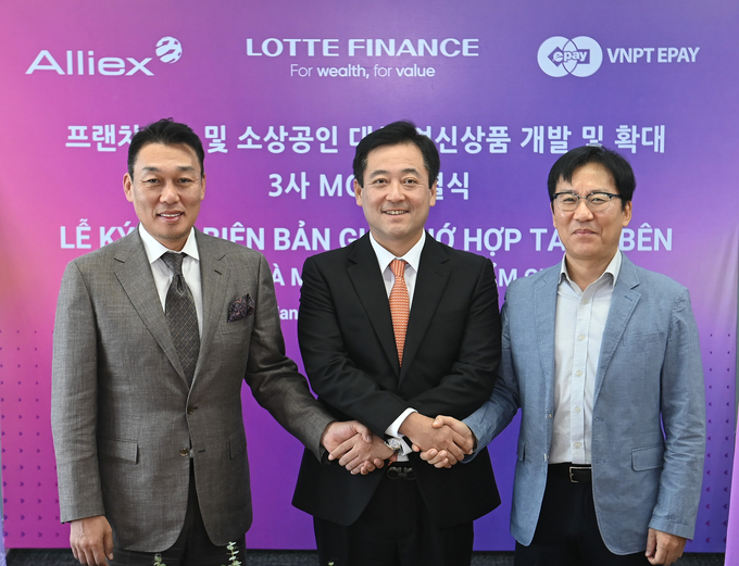공성식 롯데파이낸스 베트남 법인장(가운데)과 박병건 알리엑스 대표이사(왼쪽), 김제희 VNPT EPAY 대표이사(오른쪽)가 기념촬영을 하고 있다. (사진=롯데카드 제공)