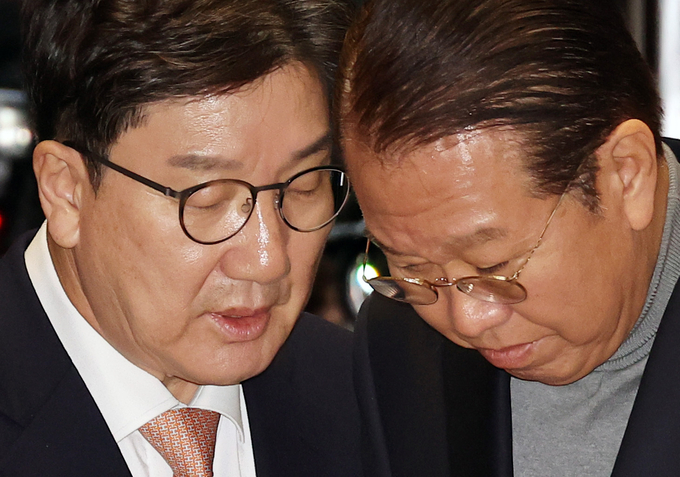 권성동 국민의힘 대표 권한대행 겸 원내대표가 26일 국회에서 열린 국민의힘 의원총회에 입장하며 비상대책위원장으로 지명된 권영세 의원과 대화하고 있다. (사진=연합뉴스)