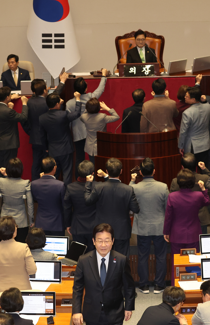 우원식 국회의장이 27일 오후 국회 본회의에서 한덕수 국무총리 탄핵소추안 가결 요건을 '재적 과반'으로 정하자, 이에 대해 국민의힘 의원들이 항의하고 있다. 그 뒤로 투표를 마친 이재명 더불어민주당 대표가 자리로 향하고 있다. (사진=연합뉴스)