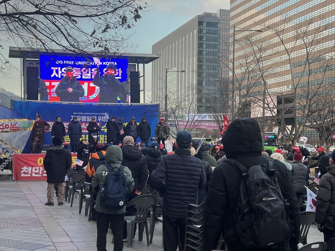 27일 광화문광장 동화면세점 앞에서 '자유통일을 위한 부정·조작선거 수사 촉구 범국민대회'가 진행되고 있다. (사진=장진 기자)