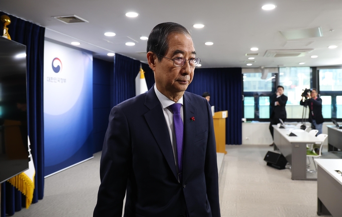 한덕수 대통령 권한대행 국무총리가 지난 26일 서울 종로구 정부서울청사에서 대국민담화를 발표 후 회견장을 나서고 있다. (사진=연합뉴스)