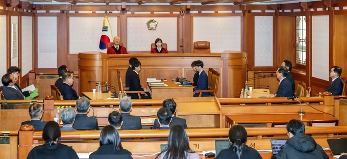 정형식, 이미선 헌법재판관이 27일 서울 종로구 헌법재판소 소심판정에서 윤석열 대통령 탄핵 심판 첫 변론준비기일을 진행하고 있다. (사진=연합뉴스)