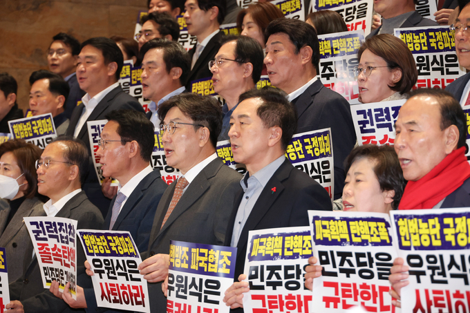 권성동 국민의힘 대표 권한대행 겸 원내대표 등 의원들이 27일 국회 본청 계단에서 한덕수 국무총리 탄핵소추안 표결과 관련해 우원식 국회의장과 민주당을 규탄하고 있다. (사진=연합뉴스)
