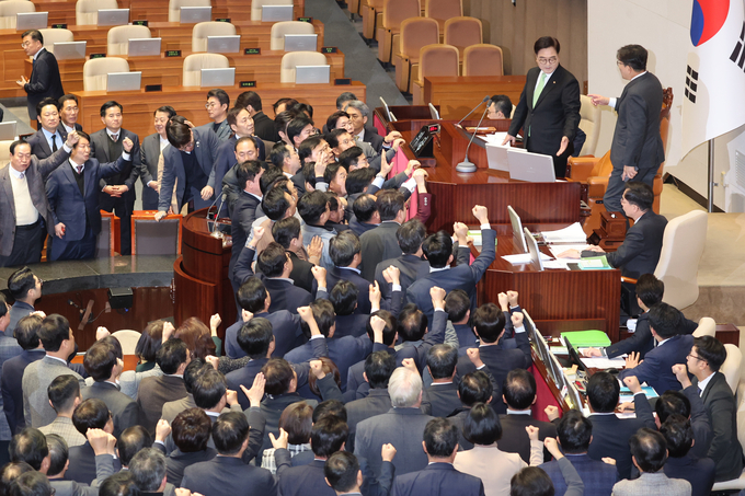우원식 국회의장이 전날 오후 국회 본회의에서 한덕수 국무총리 탄핵소추안 가결 의결정족수에 대한 설명(재적의원 과반수 찬성)을 하자, 권성동 국민의힘 대표 권한대행 겸 원내대표가 의장석에 올라가 항의하고 있다. (사진=연합뉴스)