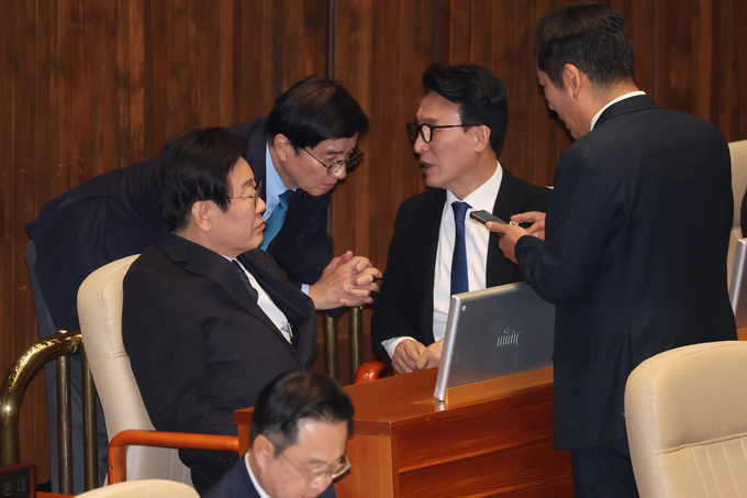 이재명 더불어민주당 대표가 27일 오후 국회 본회의장에서 정청래·김민석·이해식 의원 등과 대화하고 있다. (사진=연합뉴스)