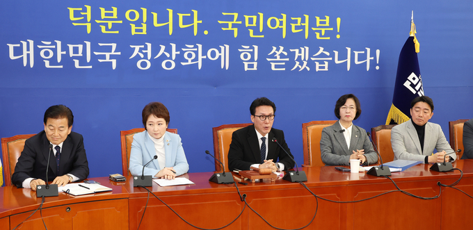 더불어민주당 내란극복·국정안정특위 위원장을 맡은 김민석(가운데)의원이 지난 26일 오전 국회에서 열린 '내란극복·국정안정특위' 3차 회의에서 발언하고 있다. (사진=연합뉴스)
