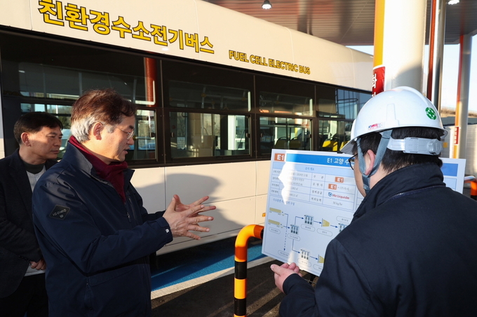 고양시가 마을버스에 수소버스를 투입한 가운데 이동환 시장이 버스 운행에 앞서 최종 점검을 하고 있다.(사진=고양시 제공)