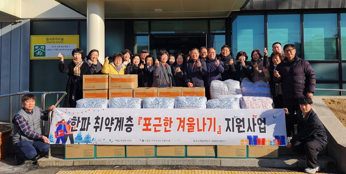 가펑읍 지역사회보장협의체가 한파에 취약한 복지사각지대 50가구에 따뜻한 겨울을 보낼수 있도록 포근한 겨울나기 사업을 실시하였다. (사진=가평읍 행정복지센터 제공)