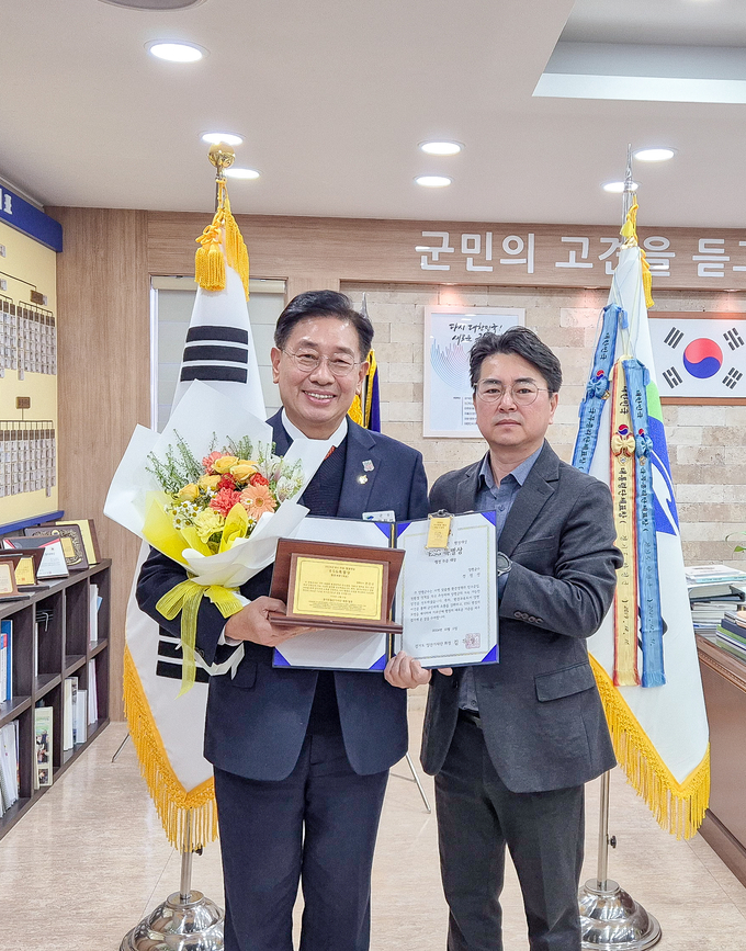 전진선 양평군수가 2024년 우수의정·행정대상 'ESG행정부문 특별상'을 수상했다. (사진=양평군 제공)