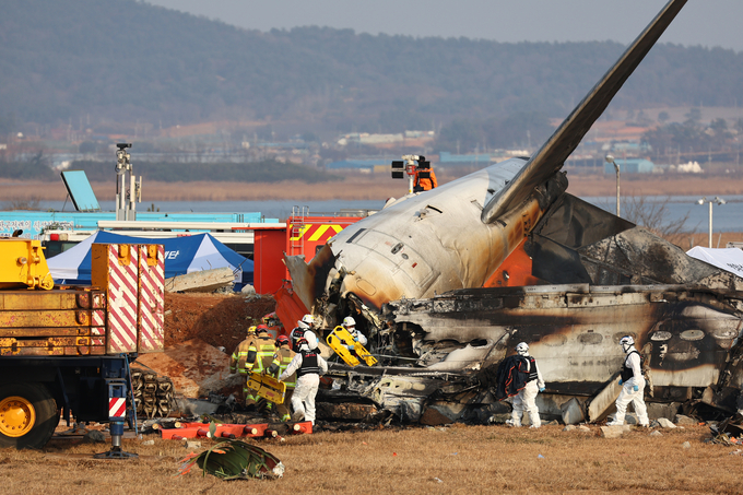 29일 전남 무안군 무안국제공항에서 발생한 제주항공 여객기 충돌 폭발 사고 현장에서 소방구급대원이 사고 여객기를 수색하고 있다. (사진=연합뉴스)