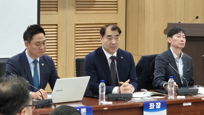 김형수 단국대학교 행정학과 교수(가운데)가 지난 27일 국회 의원회관에서 열린 경기북부지역 실질적 자립기반 조성을 위한 정책토론회 좌장을 맡아 발언하고 있다. (사진=김한별 기자)