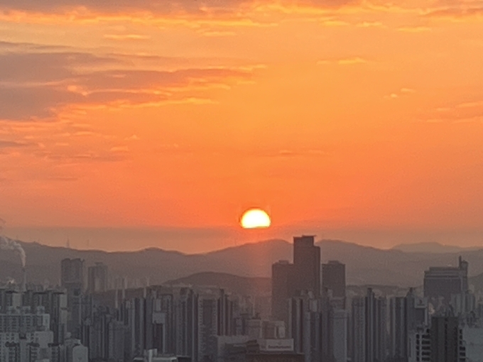 1일 수원화성 서장대에 2025년 을사년 첫 일출이 떠오르고 있다. (사진=장진 기자)