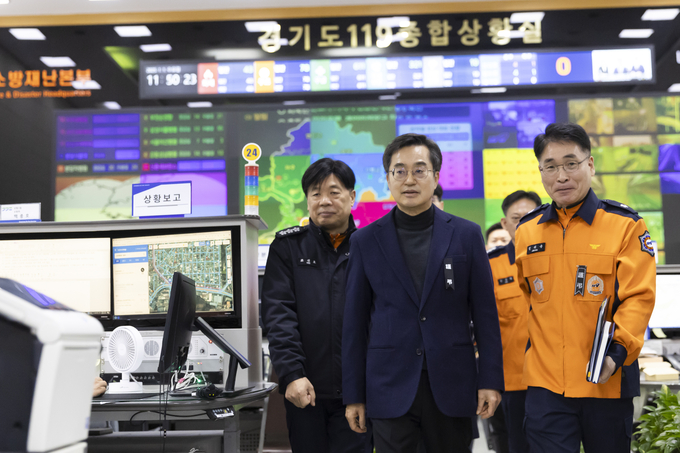 김동연 경기도지사가 1일 오전 수원남부소방서 5층에 위치한 경기도 소방재난본부 119종합상황실을 찾아 특별경계근무 현장점검을 하고 있다. (사진=경기도 제공)