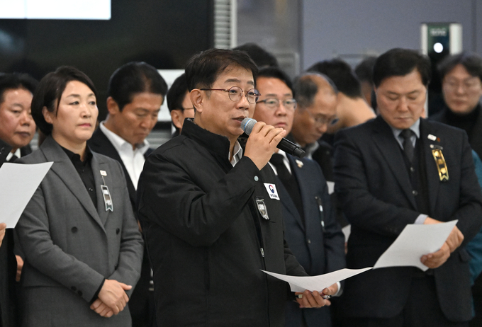 박상우 국토교통부 장관이 지난 1일 전남 무안국제공항에서 제주항공 여객기 참사와 관련해 브리핑하고 있다. (사진=연합뉴스 제공)