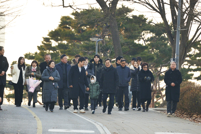 2일 오전 광교호수공원에서 김동연 도지사와 2024년 분야별 의인 등 20여 명이 2025년 새해 다짐 해돋이 행사를 하고 있다. (사진=경기도 제공)