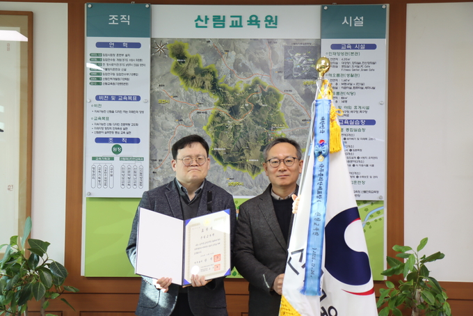(왼쪽부터)최은형 산림교육원장과 김정훈 교육기획과장 직무대리. (사진=산림교육원 제공)