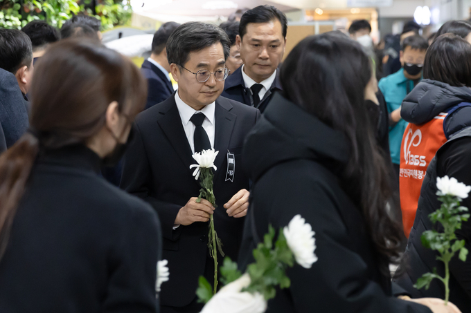 지난 1일 오후 김동연 경기도지사가 무안국제공항 합동분향소에서 조문하고 있다.