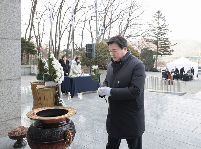 임병택 시흥시장은 을사년 새해를 맞아 2일 오전, 시흥시 논곡동에 있는 현충탑을 찾아 신년 참배로 새해 첫 일정을 시작했다.(사진=시흥시 제공).