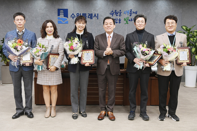 2일 이재준 수원시장(오른쪽 3번째)과 수상자들이 기념 촬영을 하고 있다. (사진=수원시 제공)