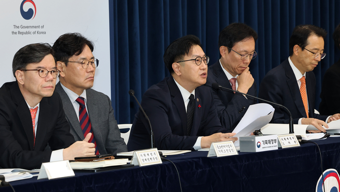 김범석 기획재정부 1차관(가운데)이 지난 27일 오전 정부세종청사에서 2025년 경제정책방향 상세 브리핑을 하고 있다. (사진=연합뉴스 제공)
