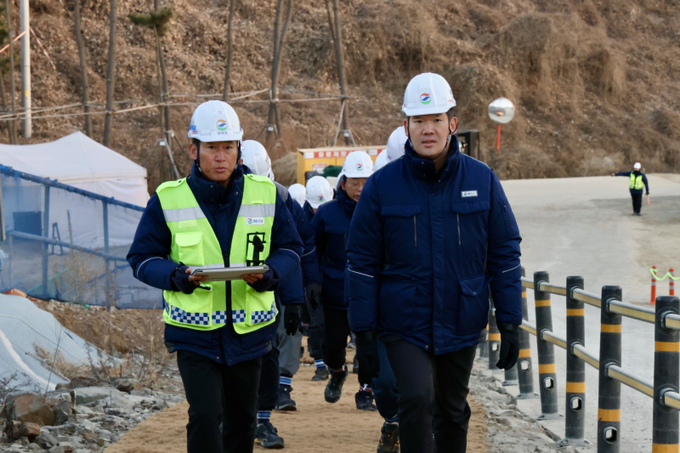 허윤홍 대표(오른쪽)가 시무식을 마치고 현장을 둘러보고 있다. (사진=GS건설 제공)