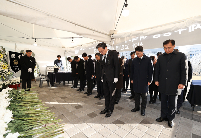 세종시청에 마련된 ‘여객기 사고 합동분향소’에 조문하고 있는 강민수 국세청장. (사진=국세청 제공)