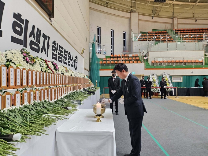 조용익 부천시장이 전남 무안종합스포츠파크에 마련된 항공 참사 합동분향소에 직접 방문해 조의를 표했다. (사진=부천시 제공)