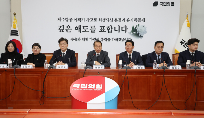 한자리에 모인 권영세 국민의힘 비상대책위원장과 비대위원, 왼쪽부터 최보윤·임이자 비대위원, 권성동 원내대표, 권영세 비대위원장, 김상훈(정책위의장)·최형두·김용태 비대위원. (사진=연합뉴스)