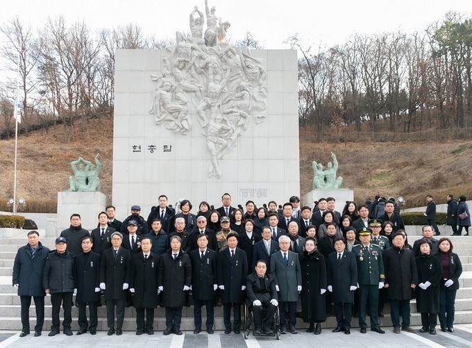 부천시의회 의원들이 2025년 새해를 맞아 현충탑을 참배했다. (사진=부천시의회 제공)