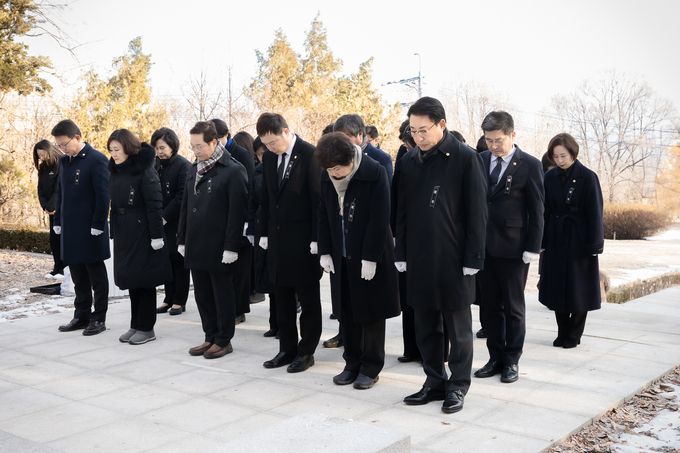 남양주시의회 조성대 의장과 의원들이 2일 현충탑과 조안면 소재 정약용 묘역을 찾아 참배했다. (사진=남양주시의회 제공)