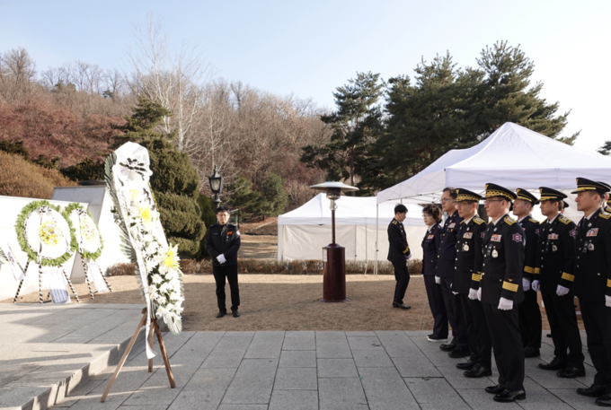성남소방서와 분당소방서가 합동으로 2일 오전, 성남현충탑에서 참배 행사를 진행했다. (사진=성남소방서 제공)