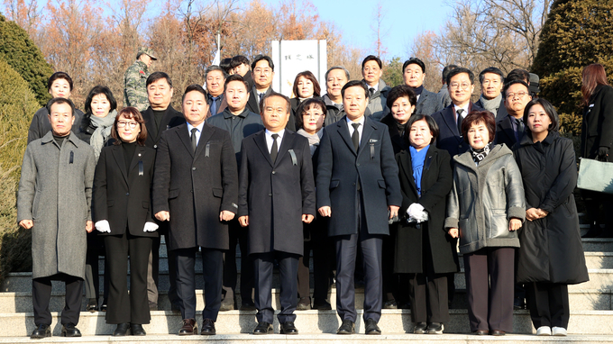 성남시의회가 수정 태평동에 위치한 성남현충탑에서 2025년 새해 첫 일정을 시작했다. (사진=성남시의회 제공)