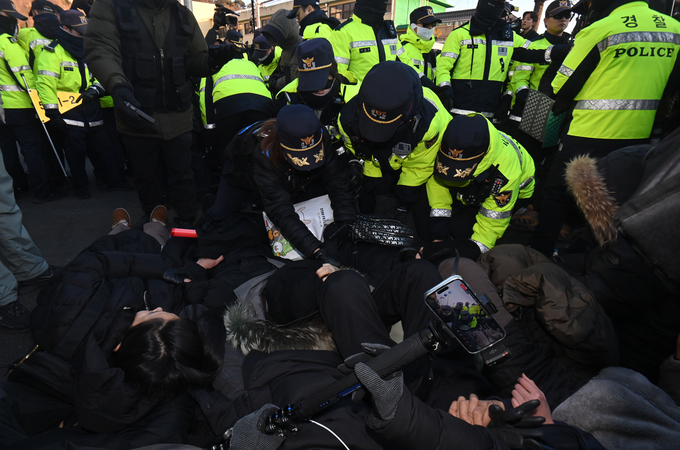  윤석열 대통령 체포영장이 발부된 지 사흘째인 2일 서울 한남동 대통령 관저 정문 앞에서 경찰이 윤 대통령 탄핵에 반대하며 드러누운 시민들을 강제 해산시키고 있다. (사진=옥지훈 기자)