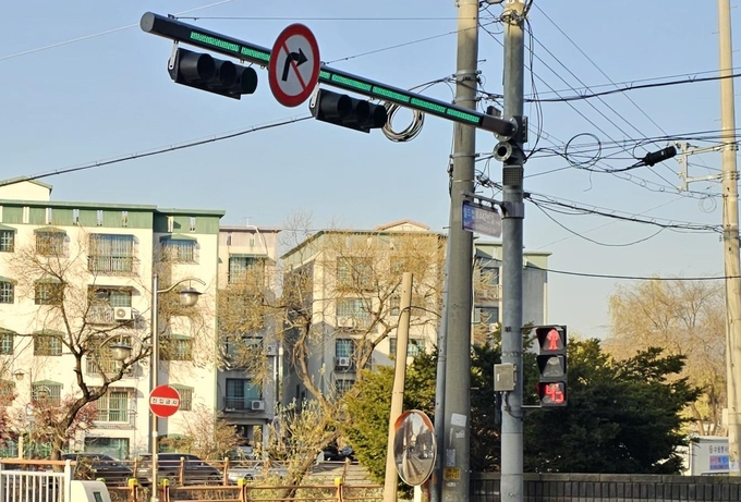 연무동에 설치된 스마트 횡단보도. (사진=수원시 제공)