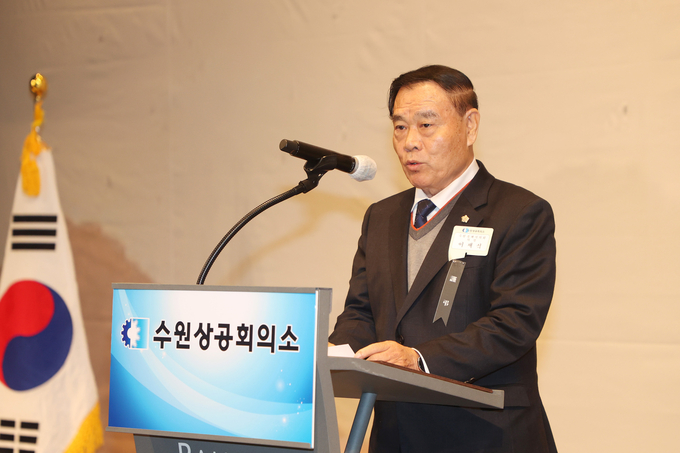 3일 '수원상공회의소 2025 신년인사회'에 참석한 이재식 수원시의회 의장이 발언하고 있다. (사진=수원시의회 제공)