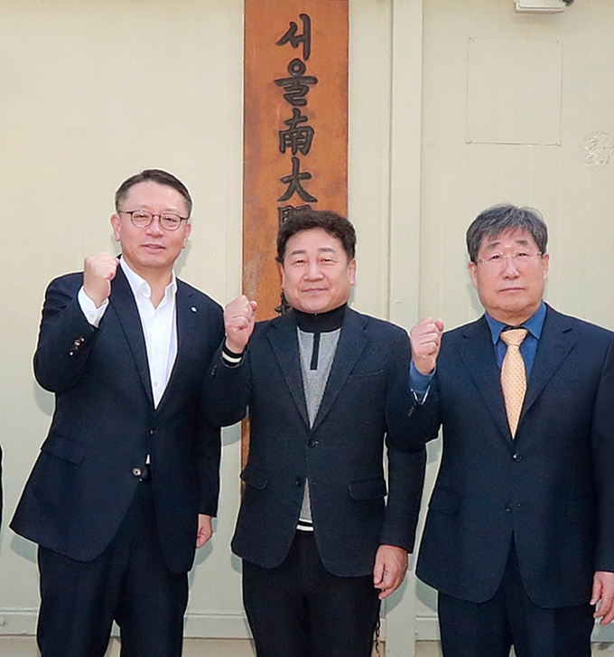(왼쪽부터)우리은행 정진완 은행장, 남대문시장상인회 문남엽 회장, 남대문시장㈜ 박칠복 대표이사가 기념사진을 촬영하고 있다. (사진=우리은행 제공)