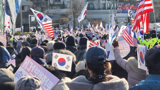 윤석열 대통령에 대한 고위공직자범죄수사처의 체포영장 집행이 진행 중인 3일 오전 서울시 용산구 한남동 관저 출입구 인근에서 윤 대통령 지지자와 경찰이 대치하고 있다. (사진=독자 제공)