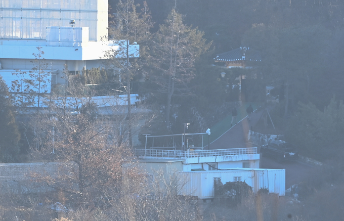 고위공직자범죄수사처가 윤석열 대통령 체포영장을 집행한 3일 오전 서울 한남동 대통령 관저에서 경호처 직원이 뛰어 올라가고 있다.이날 공조수사본부는 대통령실경호처와 5시간 30분이 넘는 대치 끝에 오후 1시 30분 윤 대통령 영장 집행을 중지했다. (사진=옥지훈 기자)