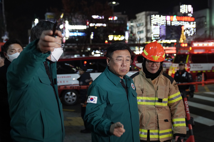  신상진 성남시장이 야탑동 복합건물 화재 현장 찾아 상황을 확인하고 있다. (사진=성남시 제공)