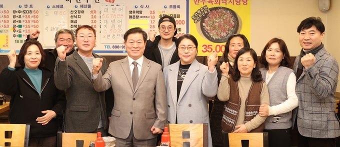 박승원 광명시장이 지난 3일 하안동 단독필지 상인회를 찾아 소상공인들과 간담회를 갖고 기념사진을 촬영하고 있다. (사진=광명시 제공)