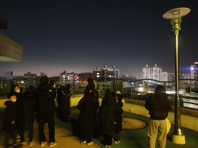 학생들이 군포누리천문대에서 별자리를 관측하고 있다. (사진=군포시 제공)