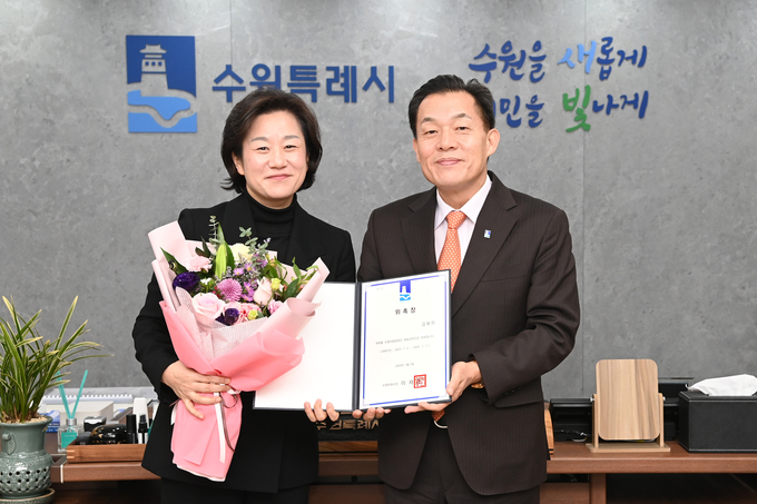 지난 3일 이재준 수원시장의 집무실에서 김보미 예술감독에 대한 위촉장 수여식이 진행됐다. (사진=수원시 제공)