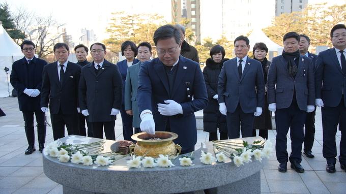 김승원(수원갑) 더불어민주당 경기도당위원장이 지난 3일 수원현충탑에서 참배하고 있다. (사진=민주 도당 제공)